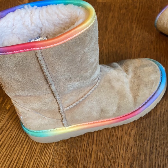 UGGS SIZE 3 - Picture 3 of 5